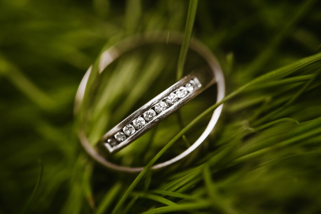 Jak wybrać idealny pierścionek zaręczynowy symbolizujący siłę i niezależność?