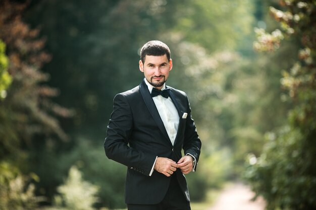 Jak wyrazić swoją osobowość poprzez wybór ślubnego garnituru?