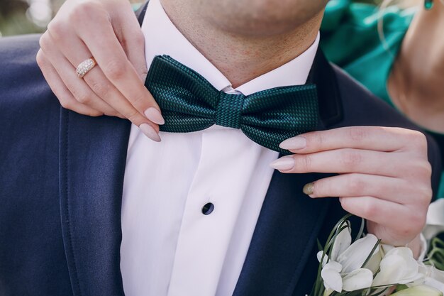 Stylowy pan młody: Kluczowe trendy w modzie ślubnej
