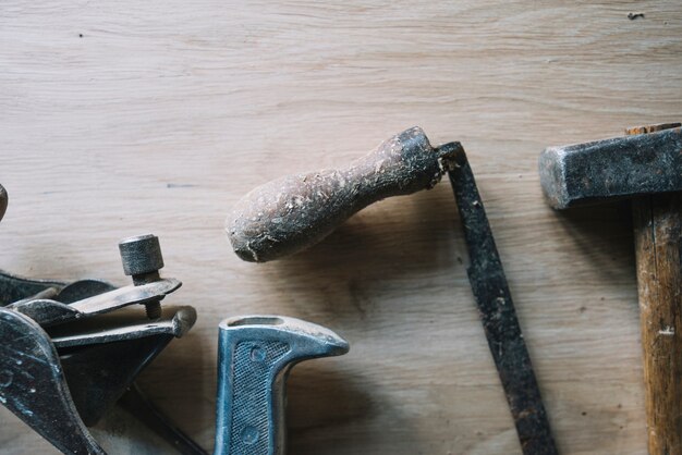 Jak wybrać odpowiednie młotki dla dekarzy i cieśli?