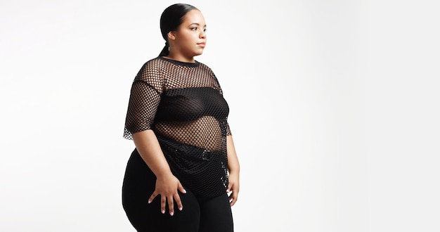 Jakie fasony sukienek najlepiej podkreślają atuty sylwetki plus size?